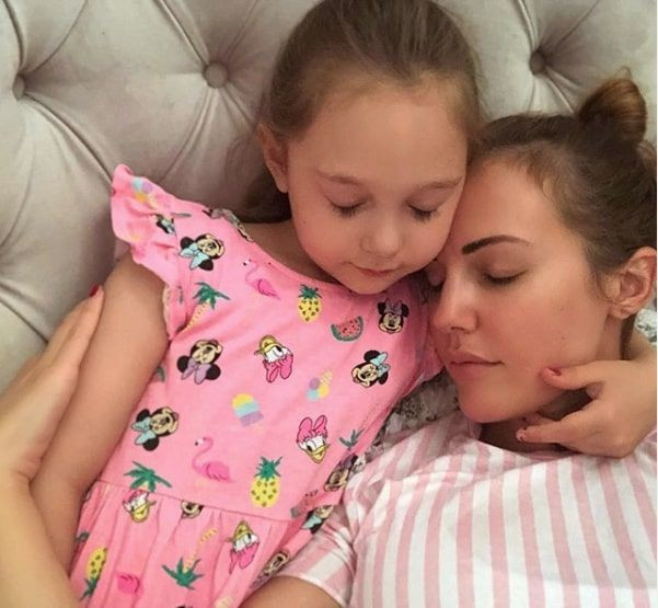 Meryem Uzerli derin göğüs dekoltesiyle olay yarattı sosyal medyadan paylaştı - Resim: 4