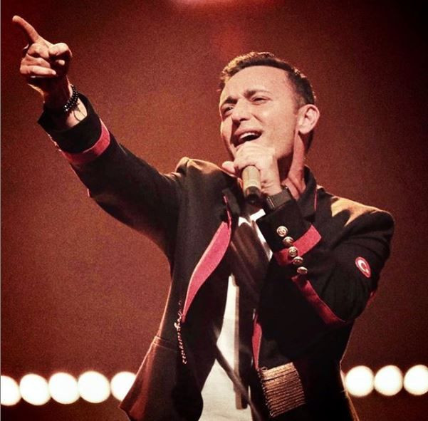 Mustafa Sandal'ın Aleyna Tilki'nin arkasından yaptığı hareketler olay oldu! - Resim: 1