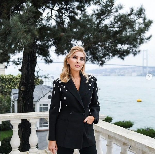 Arzu Sabancı'nın boğaz manzaralı 'Evde kal' çağrısı tepki çekince açıklama yaptı - Resim: 4