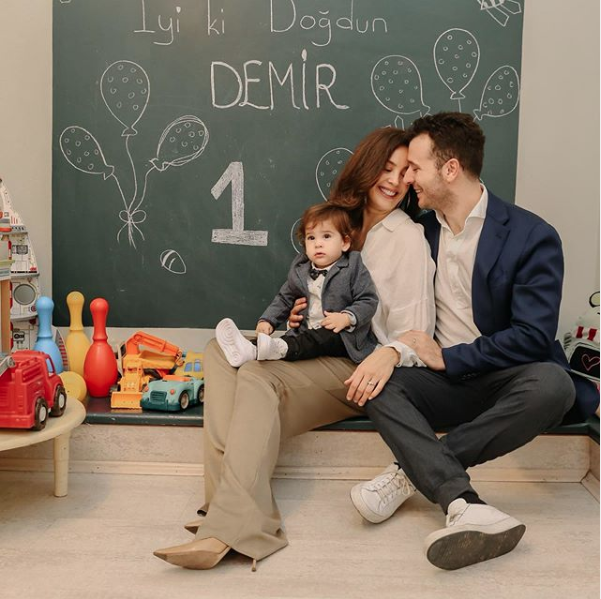 Azra Akın ve Atakan Koru'nun mutlu günleri bebekleri Demir 1 yaşına bastı - Resim: 1