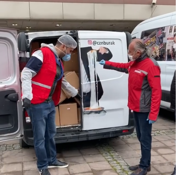 CZN Burak Özdemir sokağa çıkma yasağı olan yaşlılara yaptığıyla takdir topladı - Resim: 3