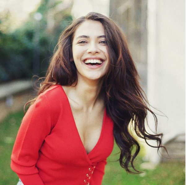 FOX TV Baraj'ın Nehir'i Biran Damla Yılmaz bornozuyla izleyenlere teşekkür etti - Resim: 1