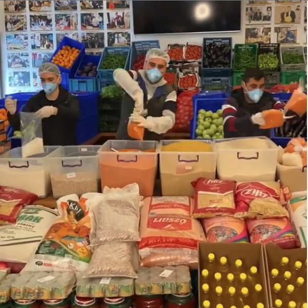 CZN Burak Özdemir sokağa çıkma yasağı olan yaşlılara yaptığıyla takdir topladı - Resim: 1