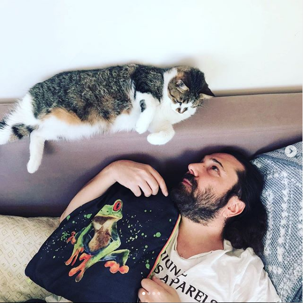 Halil Sezai'nin koronavirüs imajı şok etti uzun saçlarına veda edince isyan etti - Resim: 1