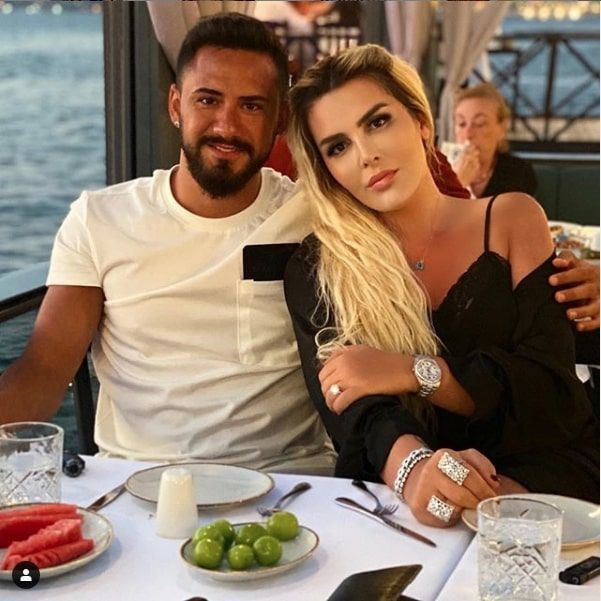 Selin Ciğerci ile öpüşürken Gökhan Çıra paylaştı bakın altına ne yazdı - Resim: 1