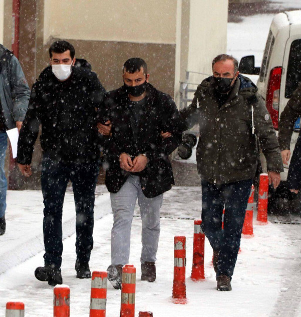 Eşini taciz eden kişiyi otomobilinde vurdu - Resim: 0