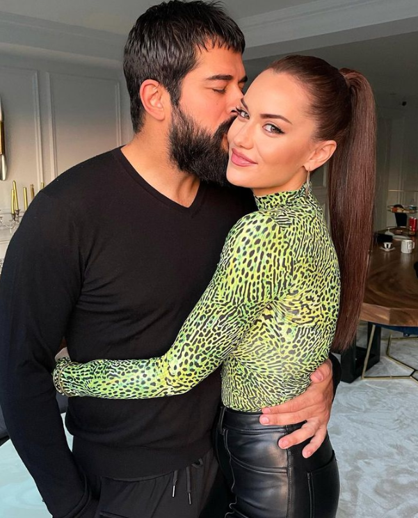 Fahriye Evcen hamilelik halini paylaştı karnı burnunda! Burak Özçivit'ten yorum gecikmedi - Resim: 2