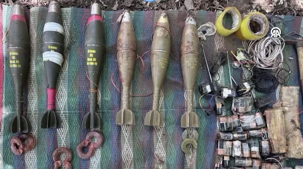 Pençe-Kilit Operasyonu bölgesindeki sığınakta çok sayıda silah ve mühimmat ele geçirildi - Resim: 0