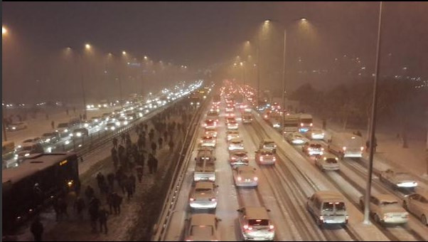 İstanbul'da hayat felç! Metrobüsler durdu - Resim: 2