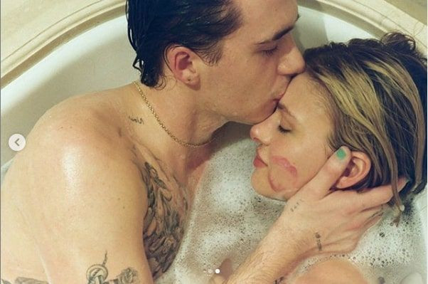 Brooklyn Beckham nişanlısı Nicola Anne Peltz küvette aşka geldi dudak dudağa... - Resim: 3