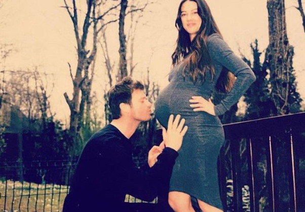 Başak Dizer süper minisiyle poz verdi eşi Kıvanç Tatlıtuğ yorumu patlattı! Berdan Mardini günün olayı - Resim: 2