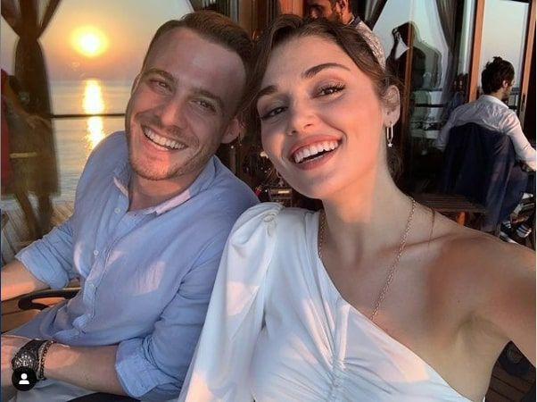 Hande Erçel derin yırtmaçlı elbisesiyle pozunu paylaştı Kerem Bürsin yorumladı - Resim: 1