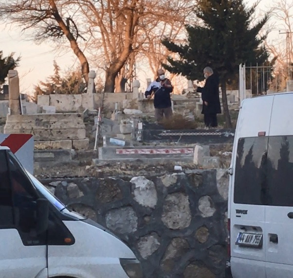 Malatya'da mezarlıkta şaşkına çeviren olay: Daha önce ne duyduk ne de gördük - Resim: 0