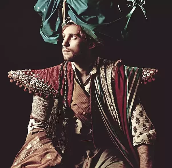 Türkçe bilmeyen Osmanlı torununa bakın herkes onu konuşuyor - Resim: 1