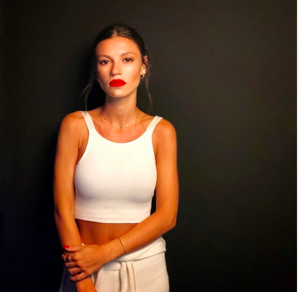 Arka Sokaklar'ın Zeliş'i bacak şov yaptı seksi elbisesi instagramı dağıttı - Resim: 1