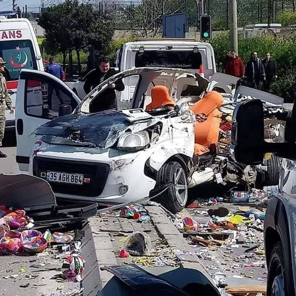 İzmir'de sollama yapayım derken otobüsle kafa kafaya çarpıştı - Resim: 0