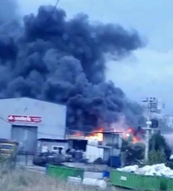 Gebze’de geri dönüşüm tesisi alev alev yandı! Korkunç anlar kamerada - Resim: 0