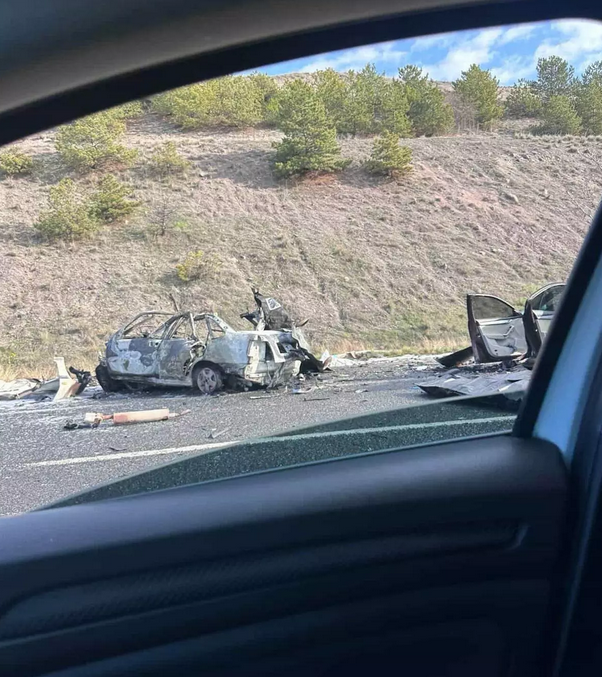 Ankara'da feci kaza: İki araç birbirine girdi, 5 kişi yaşamını yitirdi - Resim: 1