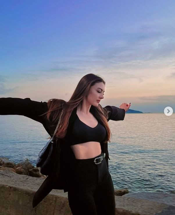 FOX Aşk Mantık İntikam'ın Esra'sı Burcu Özberk'ten soğuk havada sıcak poz son Instagram paylaşımı olay - Resim: 2