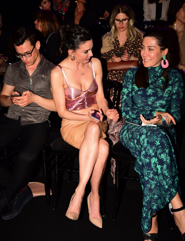 Dekolteli dönüş! Mankenleri gölgede bıraktı gözleri şaşı etti - Resim: 4