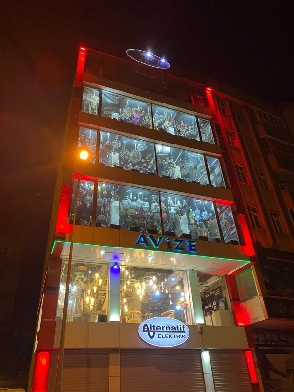 Kahramanmaraş'ta yer yerinden oynarken avize dükkanı bana mısın demedi! - Resim: 0