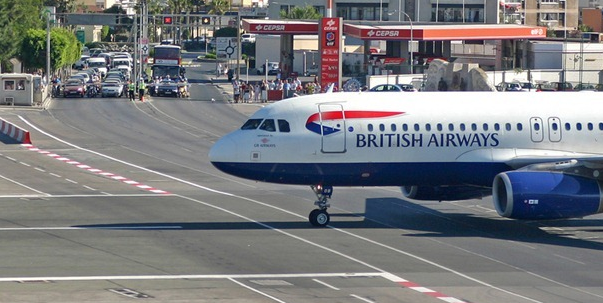 Havaalanının içinden otoyol geçiyor! - Resim: 1