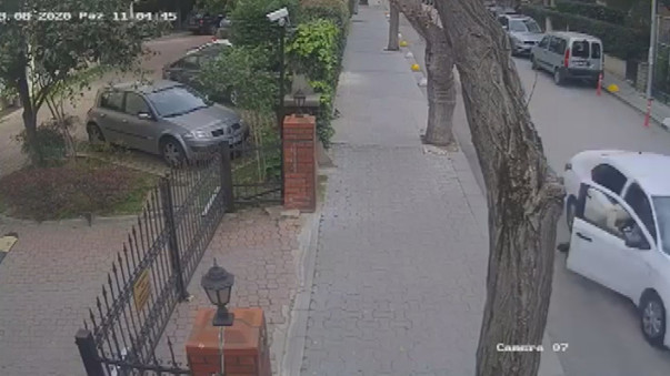 Kadıköy'de kapkaç anı kameralarda kadın metrelerce sürüklendi - Resim: 0