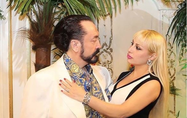 Eski kediciklerden Beril Koncagül'ün ifşası : Adnan Oktar'ın önüne iç çamaşırsız oturup... - Resim: 1