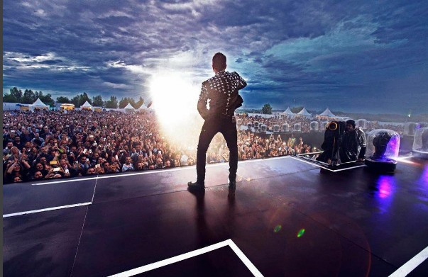 Tarkan'ın terli havlusunu kapıp öyle bir şey yaptı ki... - Resim: 4