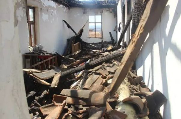 Yangında evi kül oldu, Kur’an-ı Kerim’ler sapasağlam kaldı - Resim: 3