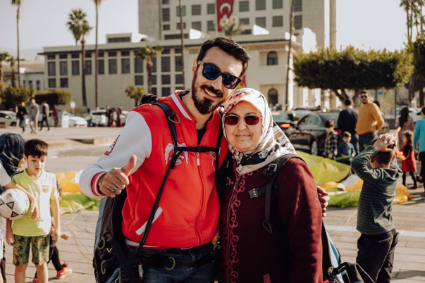 Hatay'da yamaç paraşütü pilotundan annesine Kadınlar Günü hediyesi - Resim: 0