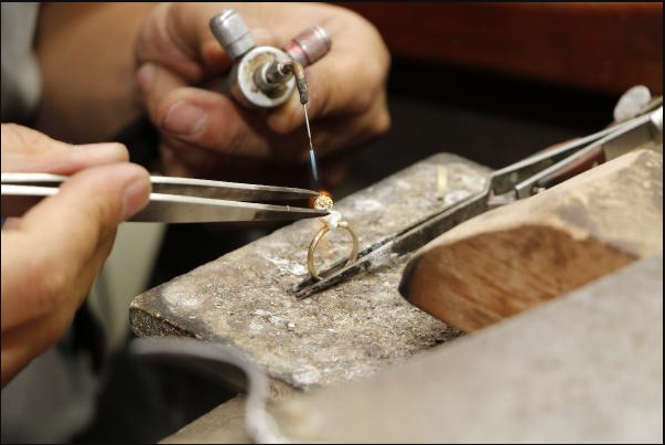 Parmakta taşımak güzel ama bakın nasıl yapılıyor? Altın yüzüğün uzun yolcuğu... - Resim: 4