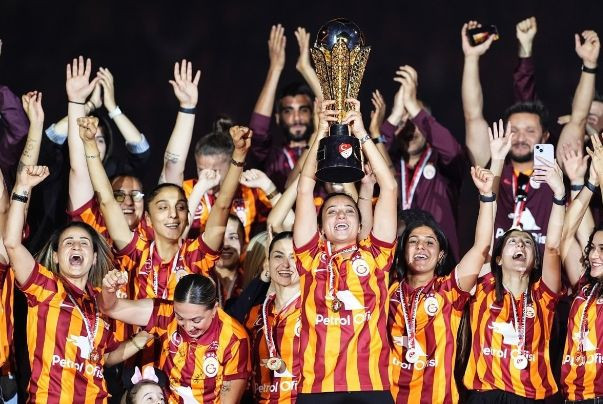 Galatasaray Süper Kupa ve Süper Lig Kupası'nı kaldırdı - Resim: 4