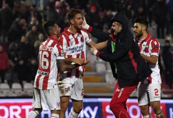 İflas eşiğindeki kulübe çarpıcı teklif! - Resim: 1