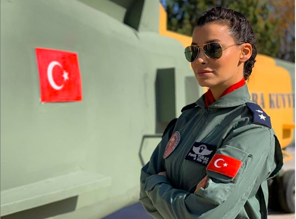 Savaşçı'nın Funda'sı Müjde Uzman kalça pozu verdi ayarı fazla kaçırdı! - Resim: 1