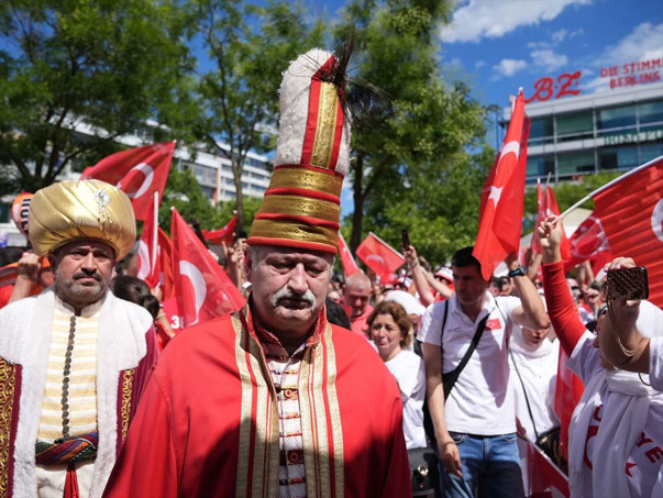 Türk taraftarlarımızdan Berlin'de A Milli Takımımıza büyük destek - Resim: 0