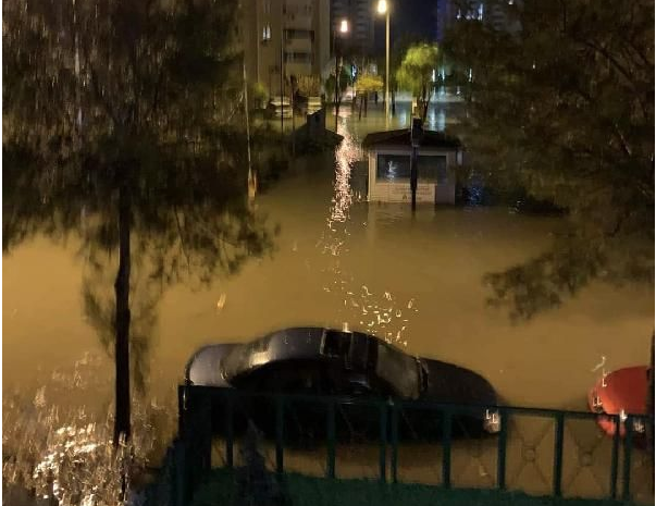 İzmir'i sağanak ve lodos vurdu! Yollar göle döndü binalara su doldu - Resim: 1