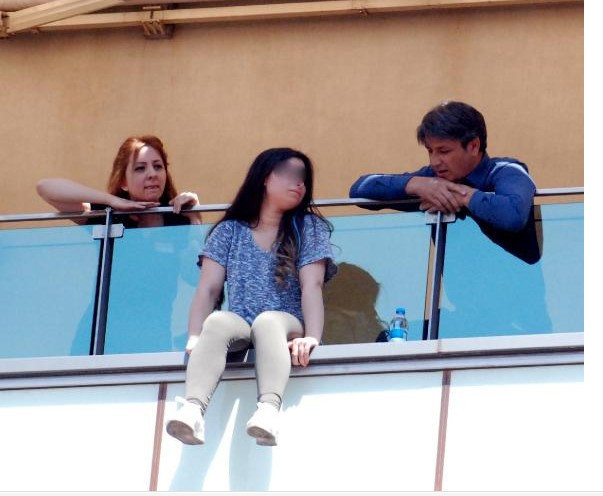 Terasa bakan telefona sarıldı herkes şoke oldu! - Resim: 1