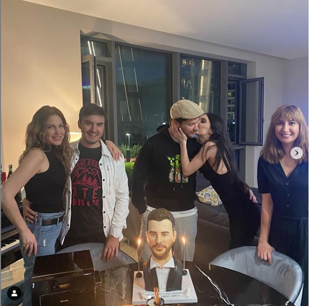 Sinan Akçıl'ın doğum günü pastası olay oldu Burcu Kıratlı'nın sürprizi - Resim: 1