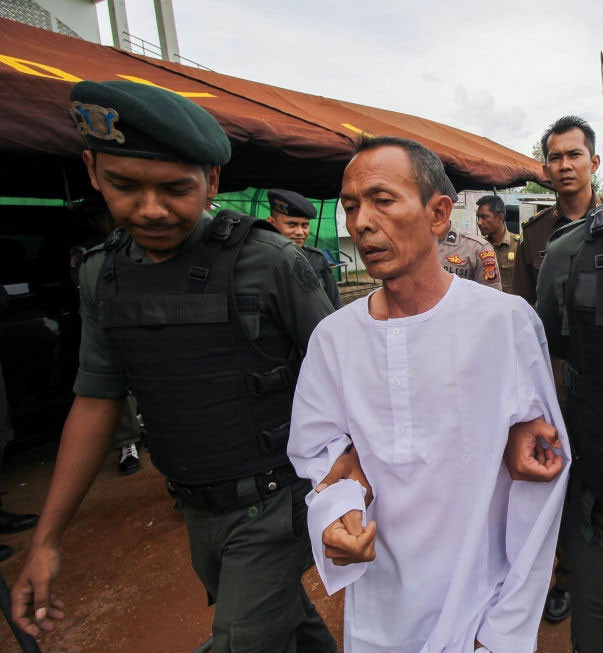 Cinsel istismara 5 yıl hapis ve 100 kırbaç cezası 5'inci kırbaçtan sonra... - Resim: 2