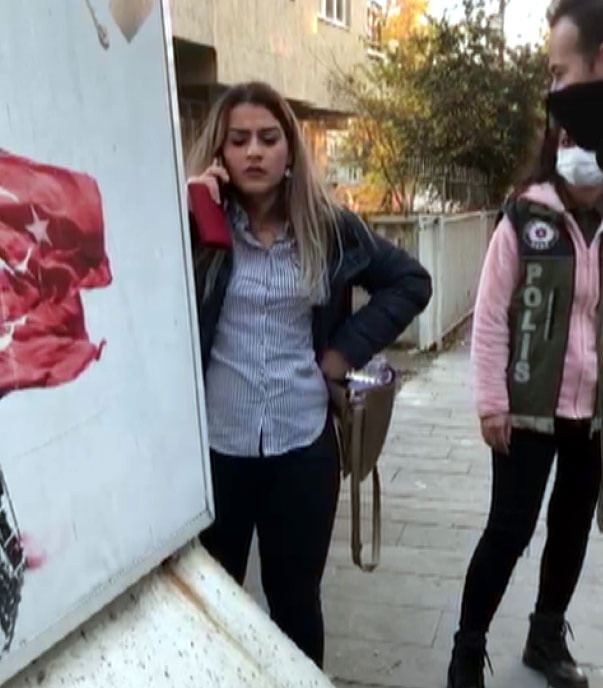 Kahramanmaraş'ta maske takmayan kadın polise bağırdı: Artistliğiniz kime - Resim: 1