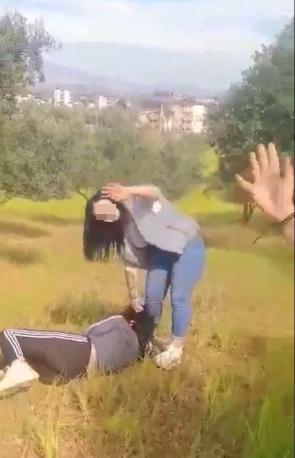 Erkek arkadaşıyla görüşen genç kızı yere yatırıp tekme tokat dövdü sosyal medyada paylaştı - Resim: 2