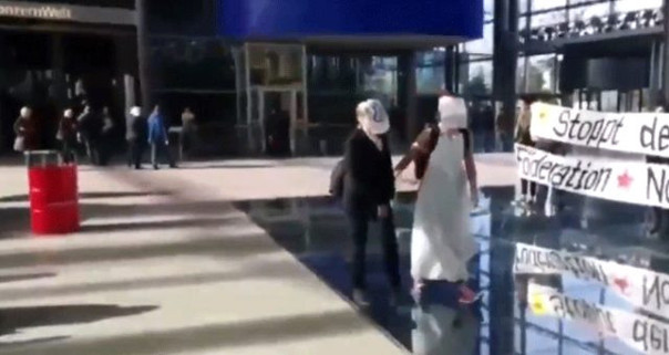 PKK yandaşları Türkiye'de fabrika kurma kararı alan Volkswagen'in binasını işgal etti - Resim: 0