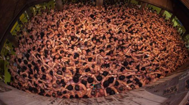 Binlerce erkek onun için soyundu - Resim: 1