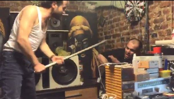 İstanbul’da dehşet anları! Para için arkadaşını sopa ve satırla dövdü! - Resim: 1