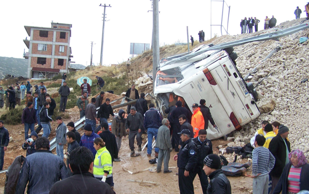 Futbolcu otobüsü uçuruma yuvarlandı - Resim: 2