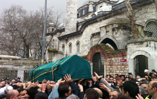 Enver Ören'in cenazesinde insan seli  - Resim: 2