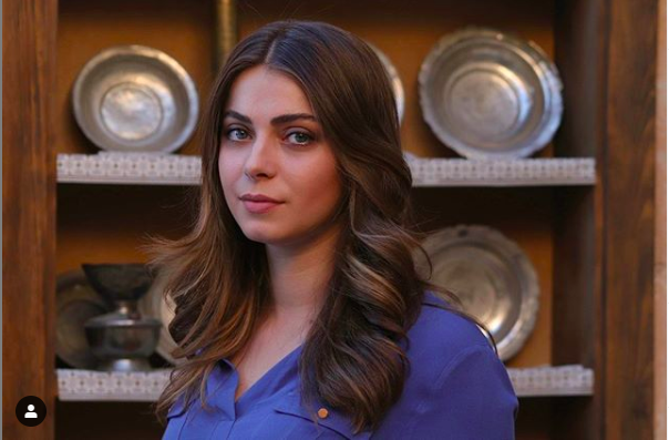 Hercai'nin sinsi Yaren'inden bikinili yazlık pozlar! İlay Erkök'ün havuz başı halleri - Resim: 4