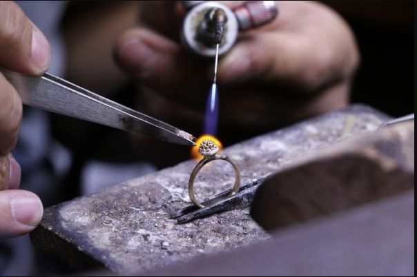 Parmakta taşımak güzel ama bakın nasıl yapılıyor? Altın yüzüğün uzun yolcuğu... - Resim: 2