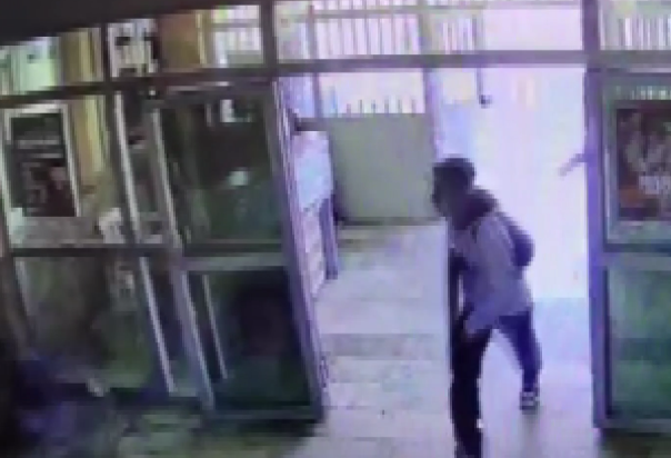 Şanlıurfa'da lisede silahlı saldırı! Rastgele ateş açtı ardından intihar etti, yaralılar var - Resim: 1